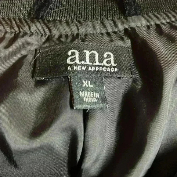 Anna, a new approach women’s extra large velvet like zip up jacket. - Picture 10 of 12